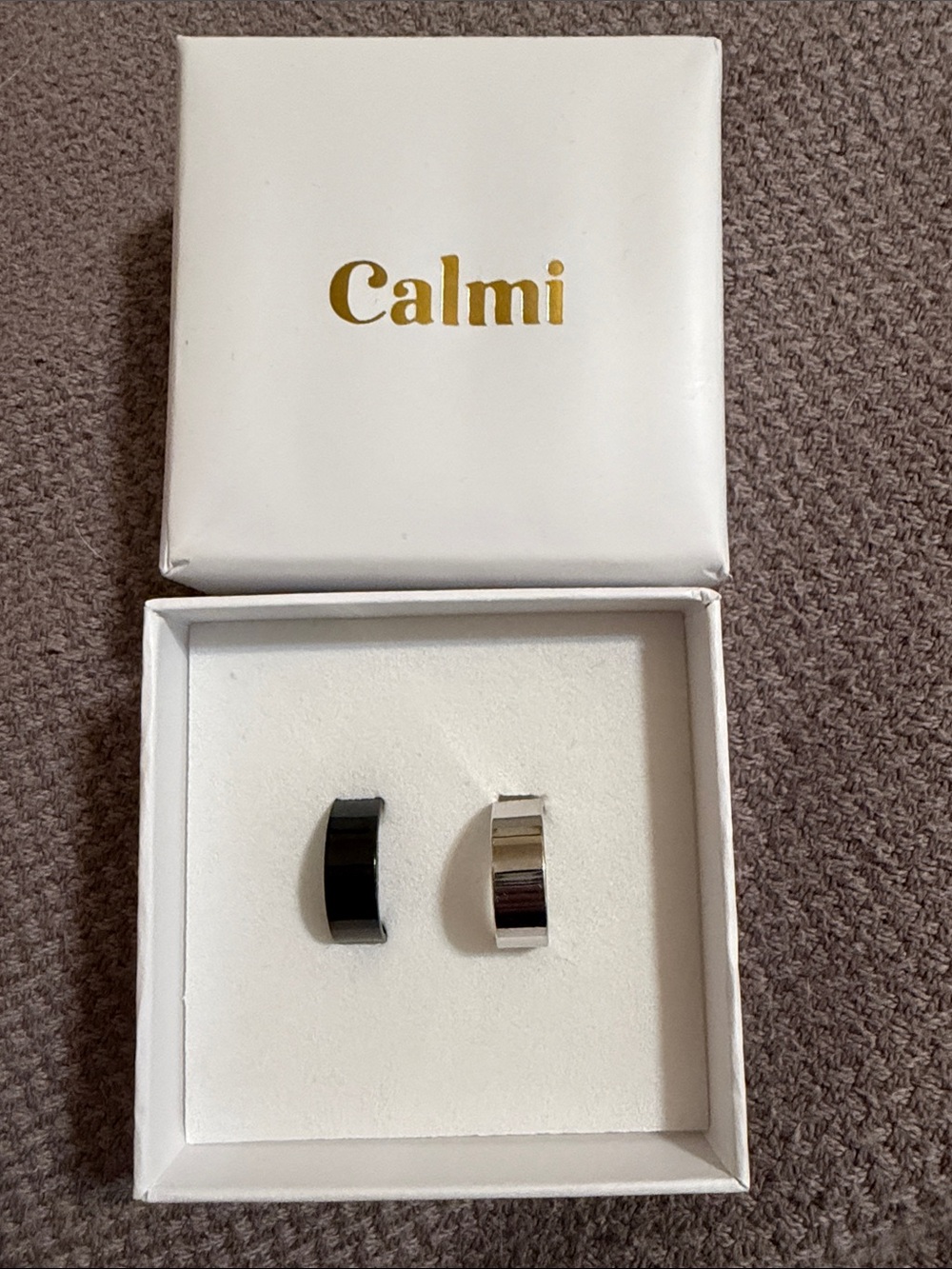 Two Calmi magnet rings Black and Silver Stainless